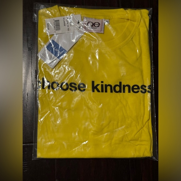 🏳️‍🌈 NWT! QE Choose Kindness Tshirt - Picture 2 of 4